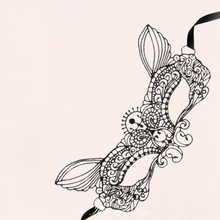 Charger l'image dans la galerie, Masque de couleur noir en broderie souple fourni avec deux petits rubans en satin noir pour l'attacher derrière la tête.