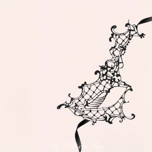 Charger l'image dans la galerie, Le masque loup Croissant de lune brodé noir est idéal pour des jeux coquins ou de rôles pour votre soirée érotique avec votre partenaire.