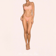 Charger l'image dans la galerie, Le maillot de bain chic et sexy de couleur corail pour femme est disponible à petit prix sur notre site www.dehotenbas.com. Livraison rapide et discrète offerte à partir de 49 euros d'achats.