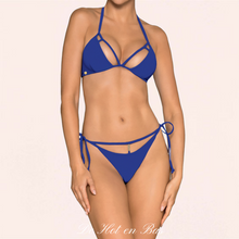 Charger l'image dans la galerie, Sexy maillot de bain 2 pièces pour femme composé d'un soutien-gorge sans armature et un string coquin de couleur bleu.