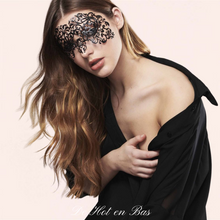 Charger l'image dans la galerie, Le masque Dalida de la collection Bijoux Indiscret est adhésif et réutilisable de haute qualité à petit prix.