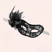 Charger l'image dans la galerie, Parcourez une large sélection de masque dentelle noire et de protections pour le visage en différents tissus et modèles.