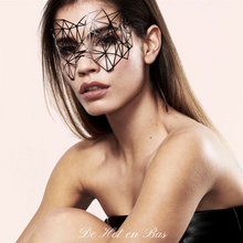 Charger l'image dans la galerie, Le masque Kristine en vinyle de haute qualité de couleur noir est adhésif et réutilisable.