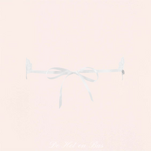 Charger l'image dans la galerie, Le masque souple satiné blanc et dentelle fine s'attache avec deux ruban à l'arrière de la tête.