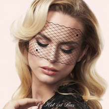 Charger l'image dans la galerie, Le masque Louise est réutilisable grâce a l'adhésif sur le vinyle du masque de la marque Bijoux Indiscrets.