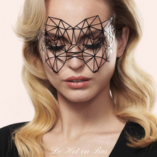 Charger l'image dans la galerie, Le masque Kristine de la collection Bijoux Indiscret est fabriqué en vinyle de haute qualité pour vos moments érotiques.