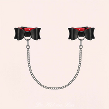 Charger l'image dans la galerie, Menottes de haute qualité pour poignets en simili cuir noir et rouge de la marque Obsessive.
