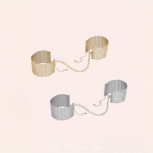 Charger l'image dans la galerie, Vente menottes, bracelets doré et argenté pour poignets femme de la marque Bijoux Indiscrets.