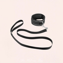 Charger l'image dans la galerie, Vous pouvez choisir entre le collier et la laisse ou le collier avec les menottes pour que votre partenaire soit en total soumission.