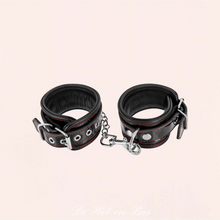 Charger l'image dans la galerie, Une paire de menotte chic et de style BDSM pour attacher votre partenaire avec style.