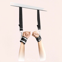 Charger l'image dans la galerie, Menottes de porte pour vos moments SM et de bondage avec votre partenaire.