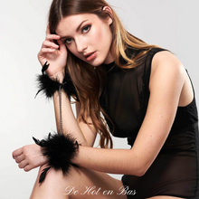 Charger l'image dans la galerie, Les menottes s'attachent avec des chaines métalliques pour un ajustement parfait.