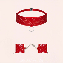 Charger l'image dans la galerie, Ensemble chic et érotique ! Un collier et une paire de menottes très coquine dans un tissu confortable rouge brillant il sera parfait de jouer à la soumise ce soir !