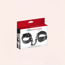 Charger l'image dans la galerie, Une chaîne métallique de 14cm avec mousquetons relie les menottes. Cette chaîne étant amovible, on peut imaginer porter ces menottes en bracelet.