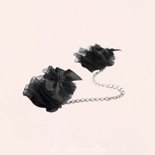 Charger l'image dans la galerie, Menottes frou frou en satin très confortable pour du bondage chic et sensuel.
