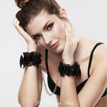 Charger l'image dans la galerie, Menottes de la marque Bijoux Indiscret sont l'accessoire chic et glamour pour vos moments sensuels avec votre partenaire.