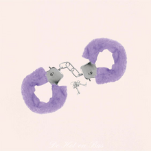 Charger l'image dans la galerie, Une paire de menottes en fourrure rose clair pour vos moments de jeux coquins avec votre partenaire.