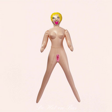 Charger l'image dans la galerie, Cette mini poupée est parfaite pour l'emmener partout avec vous !