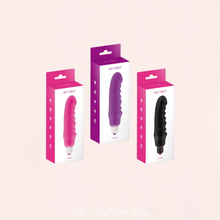 Charger l'image dans la galerie, Le mini vibromasseur Chubbie violet et blanc est utilisable sous l'eau.