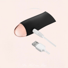 Charger l'image dans la galerie, Le branchement de ce jouet intime vibrant Giggle de la marque My First est simple d'utilisation, il se branche avec un câble USB.