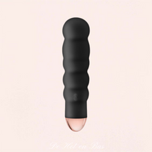 Charger l'image dans la galerie, Le mini vibromasseur Giggle de couleur noir et de sa bague chic en or rose.
