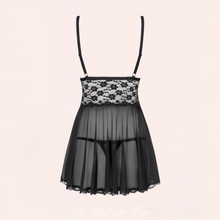 Charger l'image dans la galerie, Cette belle nuisette en dentelle de couleur noire est disponible en taille S/M et L/XL.