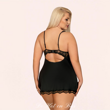 Charger l'image dans la galerie, La jolie nuisette Lana en taille XXL se referme par agrafes au dos.
