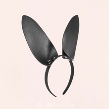Charger l'image dans la galerie, Le serre tête Oreilles de Bunny est agrèable à porter. Il est noir en tissu simili cuir de haute qualité de la marque Fetish Tentation.