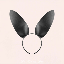 Charger l'image dans la galerie, Les oreilles Bunny de la marque Fetish Tentation se porte comme un serre tête qui est très confortable à porter avec vos tenues coquines.