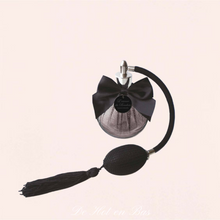 Charger l'image dans la galerie, Le parfum de draps Essence du boudoir de la marque Bijoux indiscret est de haute qualité pour une odeur enivrante de votre pièce et de votre corps.