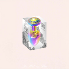 Charger l'image dans la galerie, Le côté chic de ce plug anal aux couleurs Gay vient de sa terminaison sublimée d'un bijou cristal.