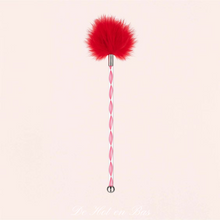 Charger l'image dans la galerie, Plumeau avec plumes délicates de couleur rouge pour vos déguisements coquins de Noel disponible sur notre loveshop en ligne à petit prix.