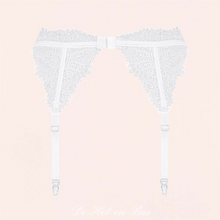 Charger l'image dans la galerie, Les bretelles des jarretelles blanches sont réglables pour un ajustement de vos bas à votre taille.