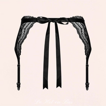 Charger l'image dans la galerie, Un adorable noeud en satin brillant noir est sur l'arrière du porte-jarretelles en dentelle.