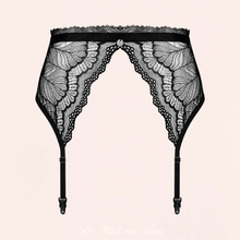 Charger l'image dans la galerie, Notre porte-jarretelles en dentelle noire de la collection Isabellia est disponible sur notre site en ligne.