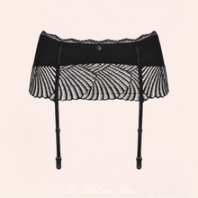Charger l'image dans la galerie, Élégant porte-jarretelles noir orné de dentelle et empiècement de maille transparente avec détail d’un brillant décoratif sur l'avant.