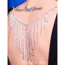 Charger l'image dans la galerie, Le collier dans le dos est parfait pour embellir votre dos nu de la rodj disponible sur notre boutique de tenues en ligne.