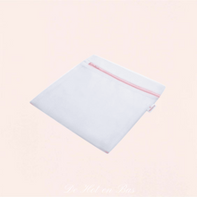 Charger l'image dans la galerie, Le sac de lavage de la marque Obsessive est idéal pour laver votre lingerie délicate an machine à laver.
