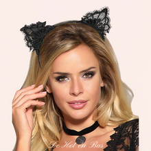 Charger l'image dans la galerie, Pour porter les oreilles de chat, il faut garder les petites oreilles de félin dressées vers le haut.