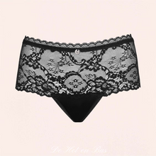 Charger l'image dans la galerie, Notre shorty Raquelia est disponible sur notre site en ligne en taille S/M et L/XL.