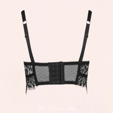 Charger l'image dans la galerie, Un volant en dentelle florale placé sous le soutien-gorge apporte une pointe de glamour. Un bouton doré orne l'entre-seins et ajoute une touche de couleur à votre dessous sexy.