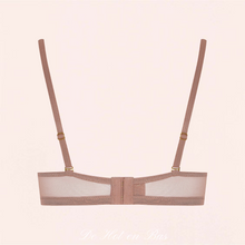 Charger l'image dans la galerie, Le soutien-gorge sexy de la marque Maison Close se ferme par agrafes.