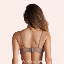 Charger l'image dans la galerie, Ensemble de lingerie complet de la collection Corps à Corps de couleurs rose et beige.