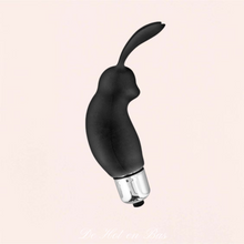 Charger l'image dans la galerie, Mini rabbit de couleur noir dispose de plusieurs vitesses pour augmenter votre plaisir seule ou avec votre partenaire.