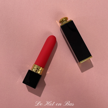 Charger l'image dans la galerie, Vous cherchez un stimulateur discret silencieux et étanche ? Voici le stimulateur bullet lipstick vibrant imitant à la perfection un rouge à lèvres.