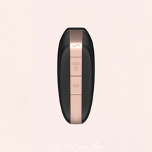 Charger l'image dans la galerie, En forme de triangle, ce stimulateur clitoridien de la célèbre marque Satisfyer à tout pour vous plaire !