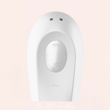 Charger l'image dans la galerie, Un stimulateur vibromasseur blanc qui propose d'un côté une élément incurvé pour une pénétration douce jusqu'au point G, de l'autre, le fameux système d'air pulsé qui viendra stimuler et caresser le clitoris pour des orgasmes profonds.