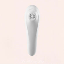 Charger l'image dans la galerie, Elégance et originalité pour ce vibromasseur stimulateur blanc qui joue sur 2 plaisirs, il est aussi efficace dans ses fonctionnalités que dans son design épuré, ce modèle blanc est un véritable objet de plaisir.