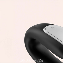 Charger l'image dans la galerie, Notre Double Fun stimule puissamment les deux partenaires pendant les rapports sexuels. La forme en U s’adapte à l’intérieur et à l’extérieur, assurant une sensation sensuelle pour le clitoris, le point G et le pénis. Grâce à l’App, ce sextoy de haute technologie est amélioré par les commandes à distance et bien plus encore !