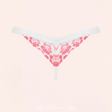 Charger l'image dans la galerie, La forme de string en dentelle rose et blanche est échancré sur les fesses pour une mise en avant de vos courbes.